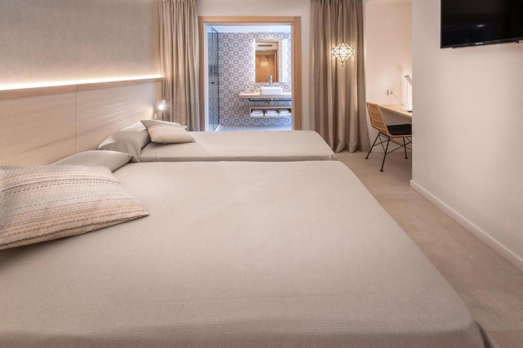 Postel nebo postele na pokoji v ubytování Hotel Alhambra