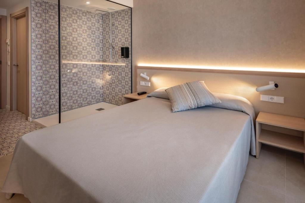Postel nebo postele na pokoji v ubytování Hotel Alhambra