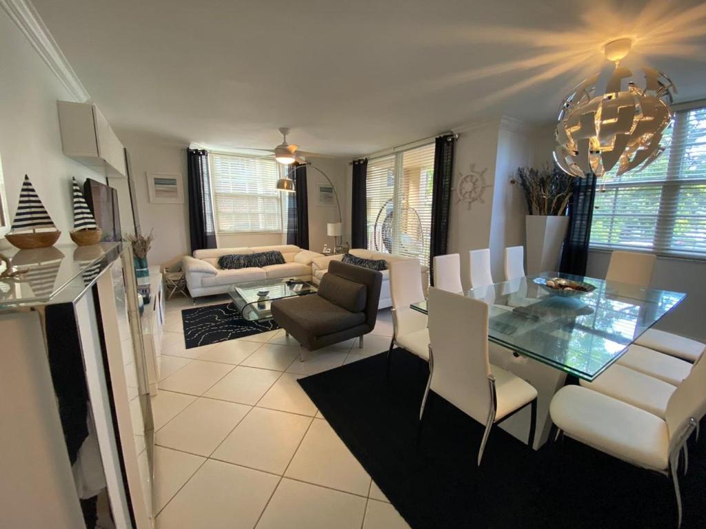 Posezení v ubytování The Nautical! Amazing 3Bed 2Bath Apartment at Aventura Yacht Club