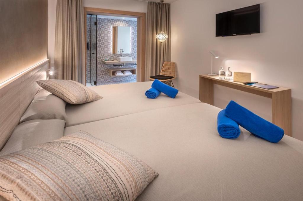 Postel nebo postele na pokoji v ubytování Hotel Alhambra