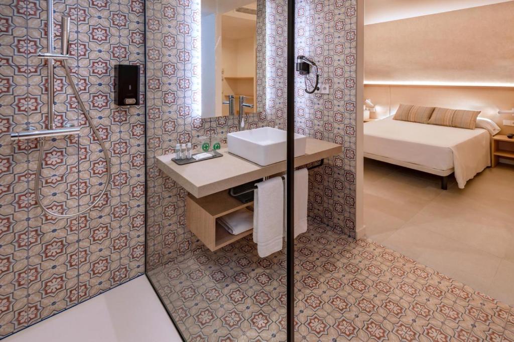 Postel nebo postele na pokoji v ubytování Hotel Alhambra