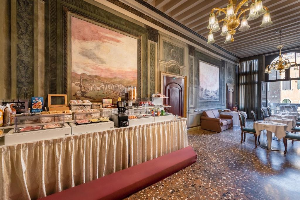 a dining room with a table and a buffet at Sogno di Giulietta e Romeo in Venice