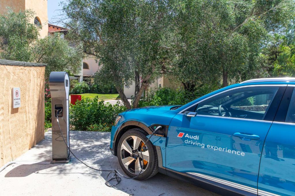 a car is plugged into a electric car charger at Hotel Abi d'Oru in Porto Rotondo