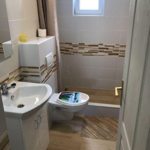 A bathroom at Melánia Vendégház