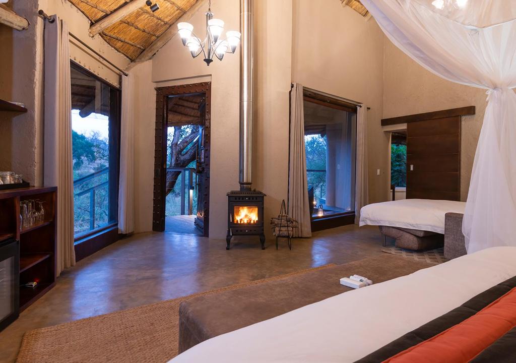 Postel nebo postele na pokoji v ubytování aha Makalali Private Game Lodge