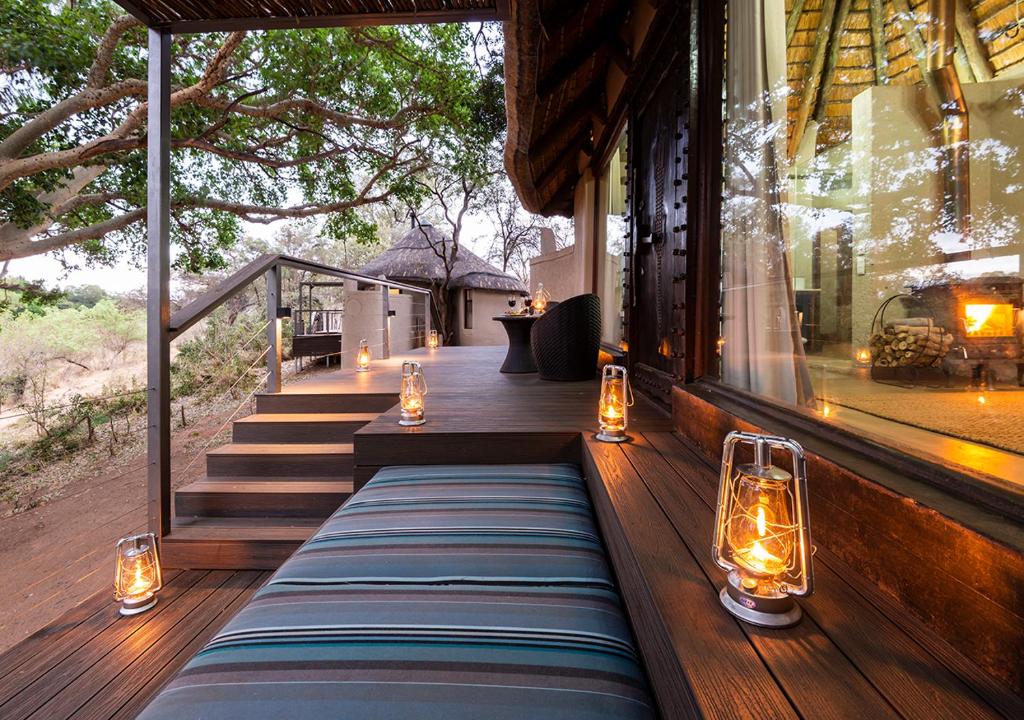 Balkón nebo terasa v ubytování aha Makalali Private Game Lodge