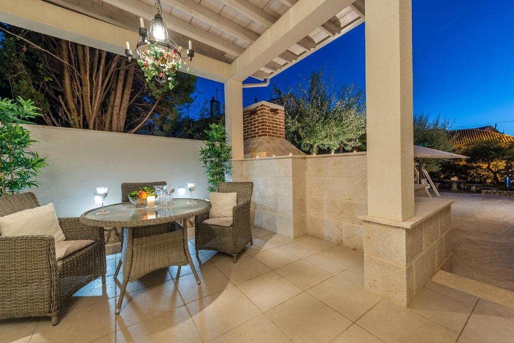 Balcone o terrazza di Villa Bella with pool