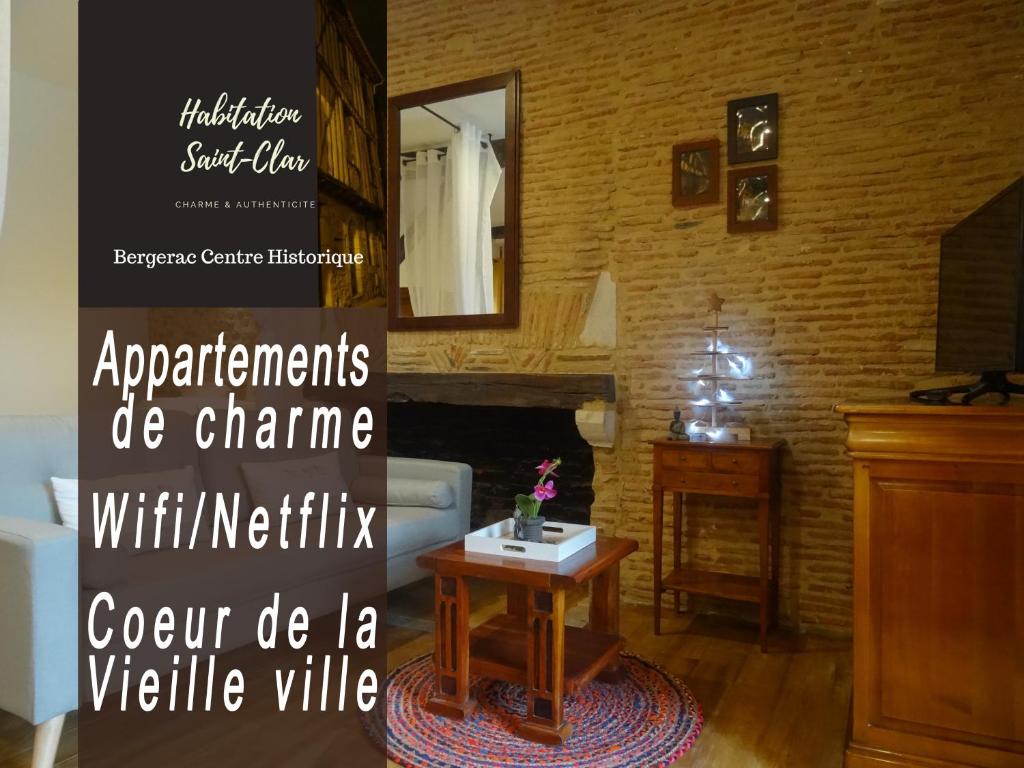 uma sala de estar com uma mesa e um sofá em Habitation Saint-Clar Vieille Ville em Bergerac