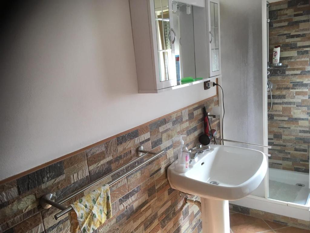 un bagno con lavandino e specchio di villa mediterranea a Realmonte