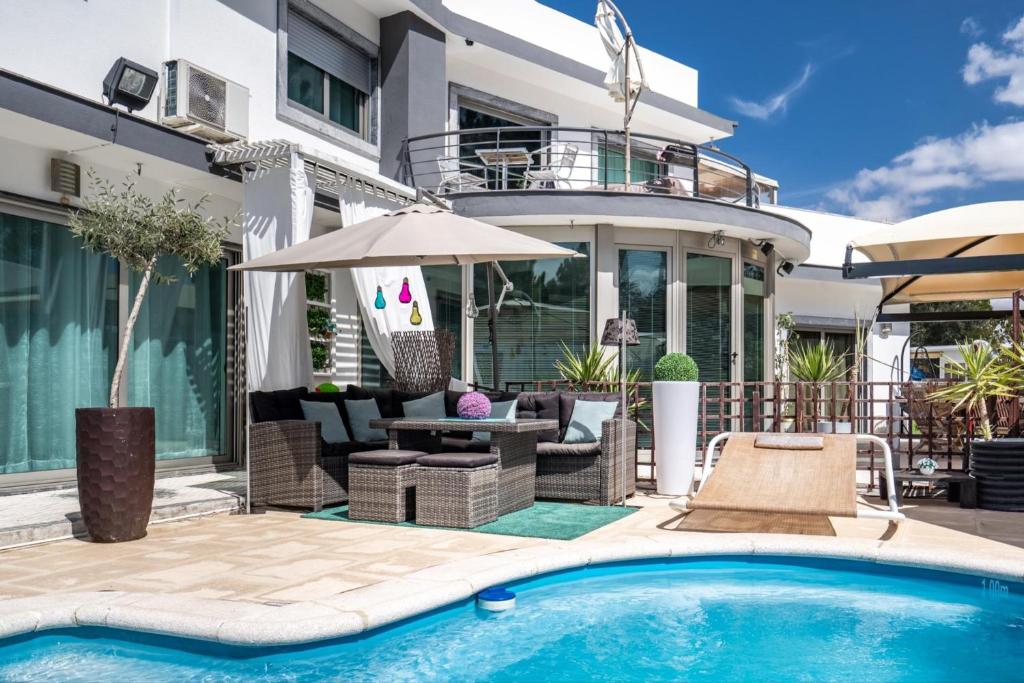 Villa con piscina y casa en Akivillas Azeitao Relax, en Azeitão