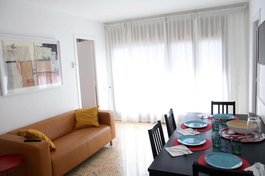 a living room with a table and a couch at apartament Eliette 2 in Bagá