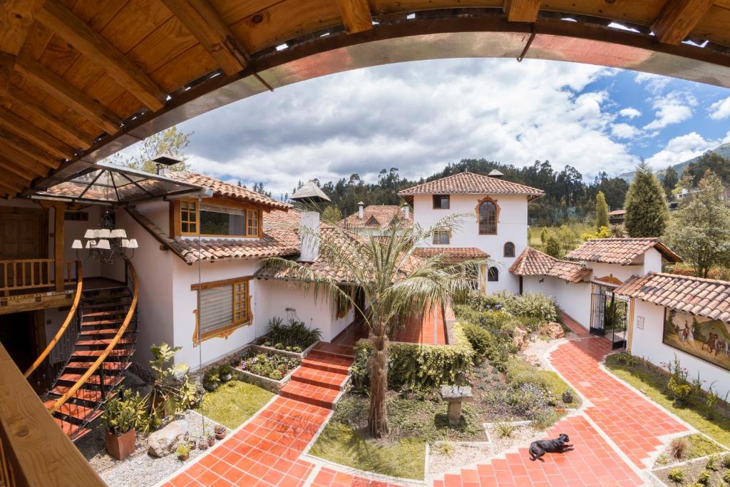 een uitzicht op een huis met een binnenplaats bij Hosteria Caballo Campana in Cuenca