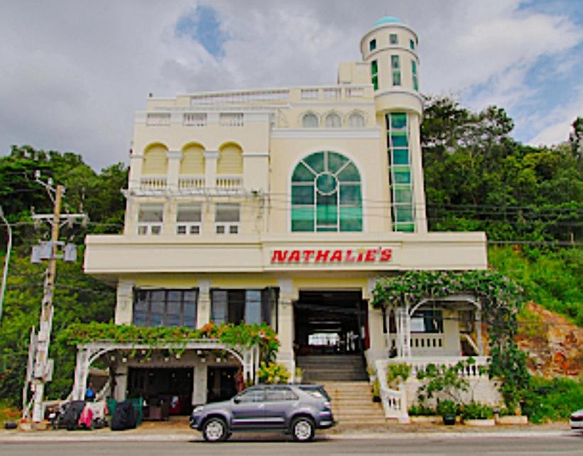 un edificio con un coche aparcado delante de él en Nathalie's Vung Tau Hotel, en Vung Tau