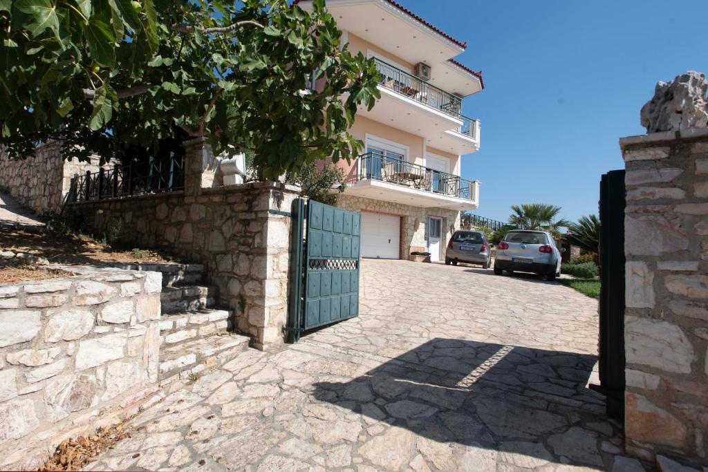 Το κτήριο όπου στεγάζεται  η βίλα