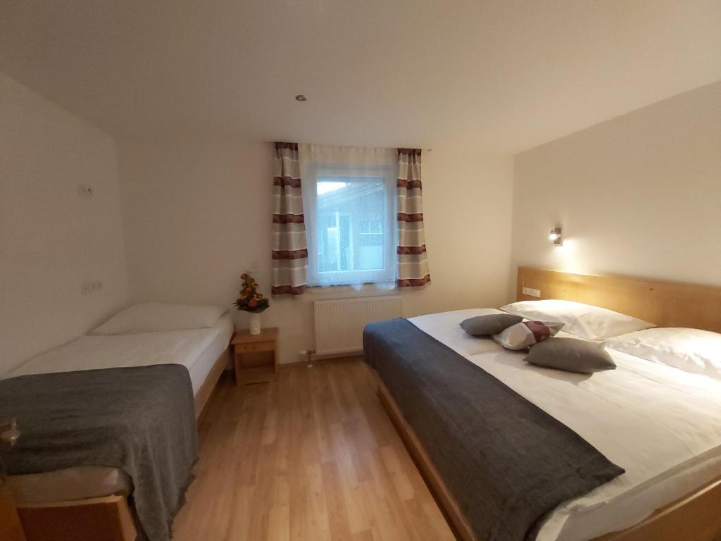 A bed or beds in a room at Laudach INN