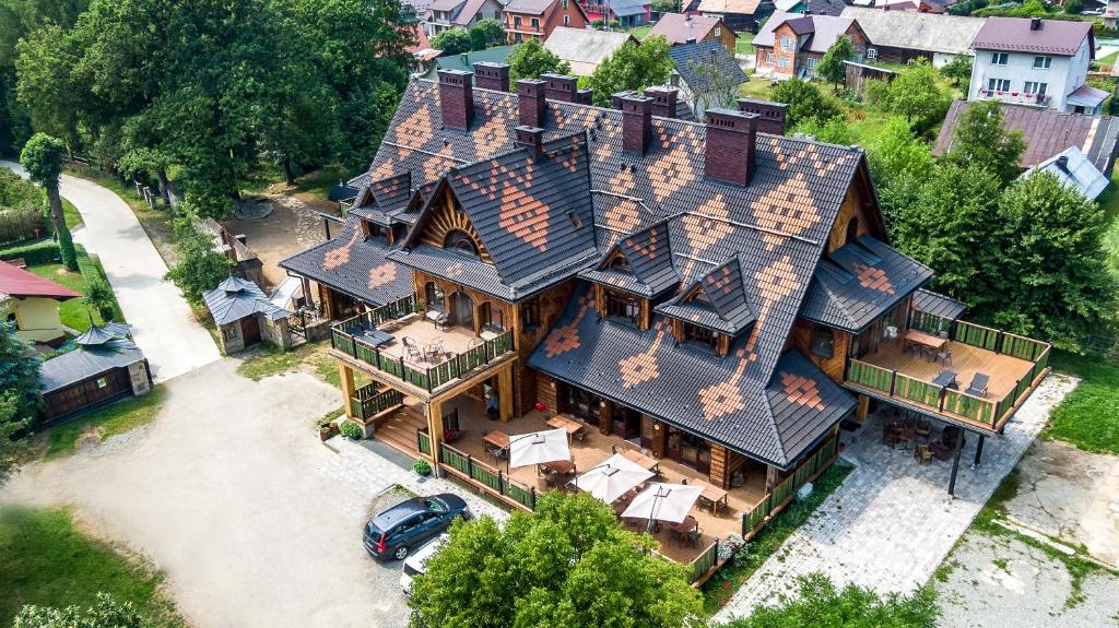 an overhead view of a large house with a roof at Farma Lama Dom Gościnny in Tylicz