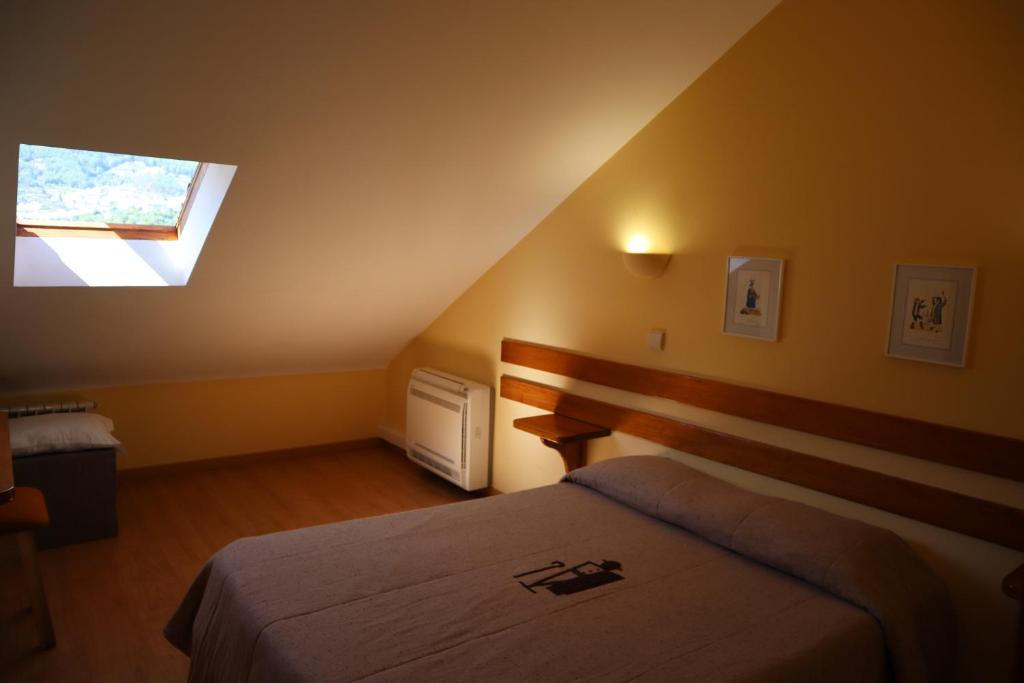 Uma cama ou camas num quarto em Alojamento Santa Clara