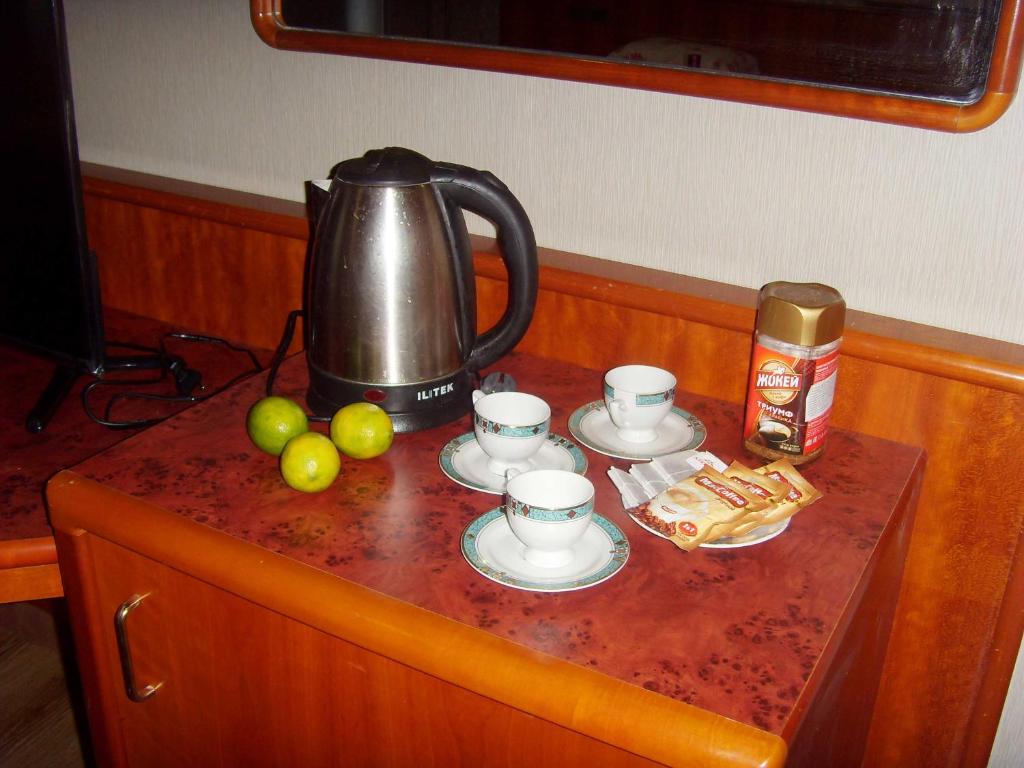 Příslušenství pro přípravu čaje a kávy v ubytování Hotel NADIKVARI