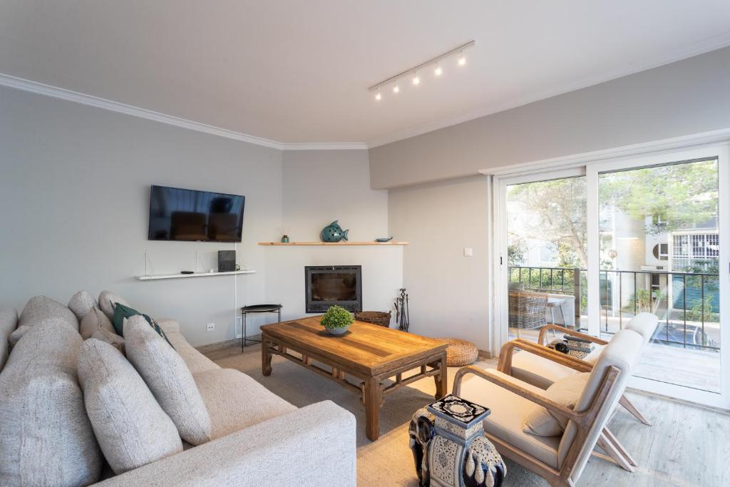 FLH Cascais Spacious Apartment with Balcony