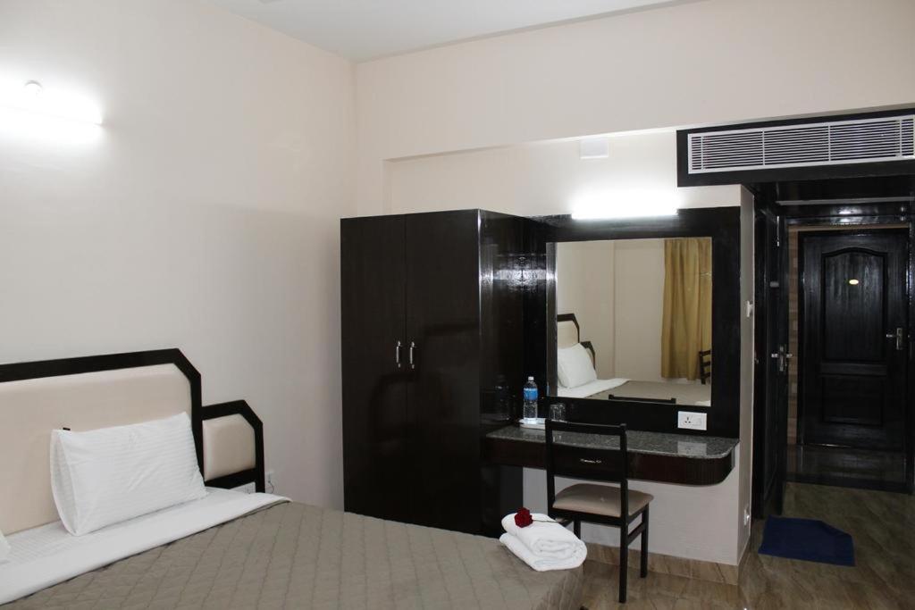 Postel nebo postele na pokoji v ubytování Hotel Jaidharshini Palace