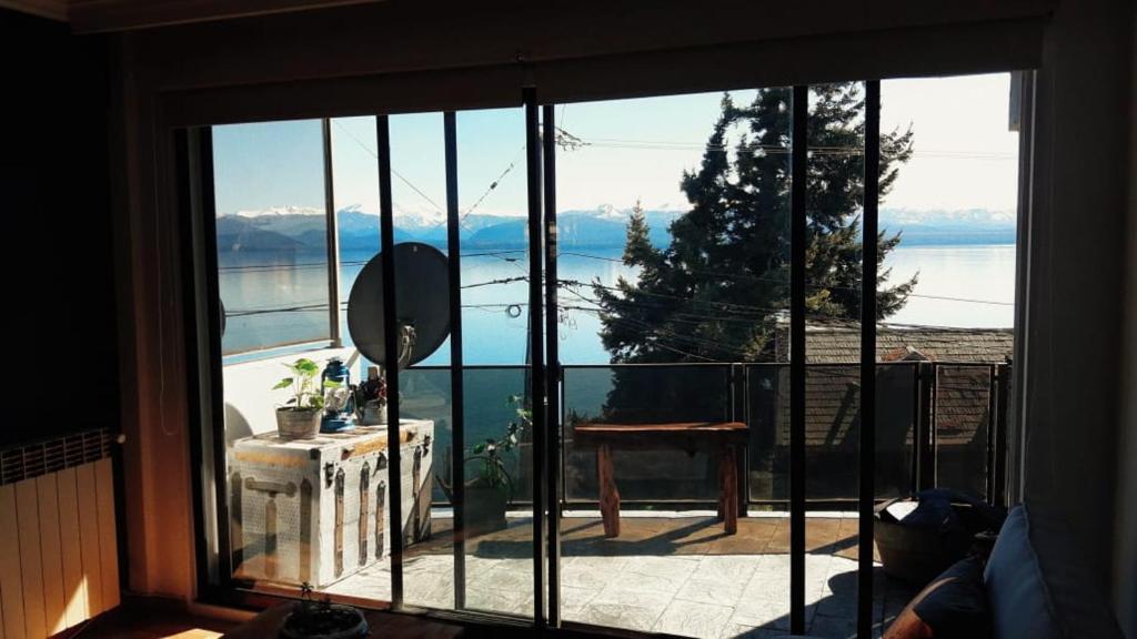 Zimmer mit einem großen Fenster mit Blick auf das Wasser in der Unterkunft Apartamento Be Good in San Carlos de Bariloche