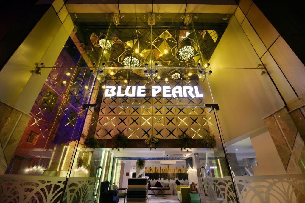 un restaurante con un cartel de perla azul en la fachada en Hotel Blue Pearl en Nueva Delhi