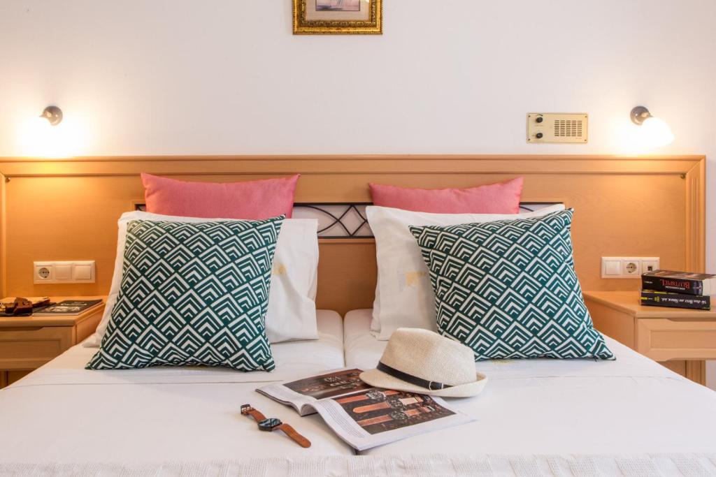 Cama o camas de una habitación en The Artemis Hotel