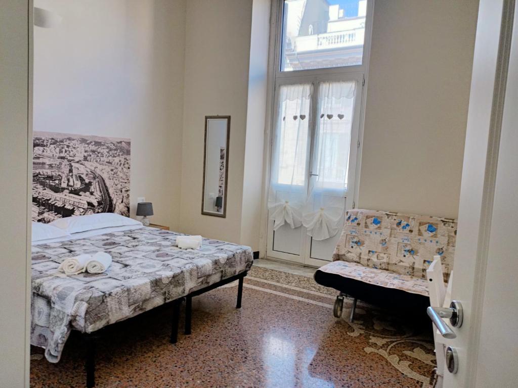 um quarto com uma cama e uma janela em Affittacamere Monumentale em Gênova