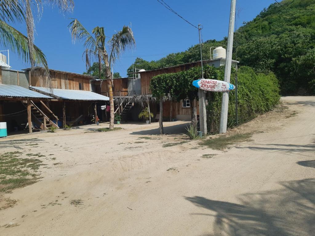 a street sign on the side of a road at Cabañas jaysur in Barra de la Cruz