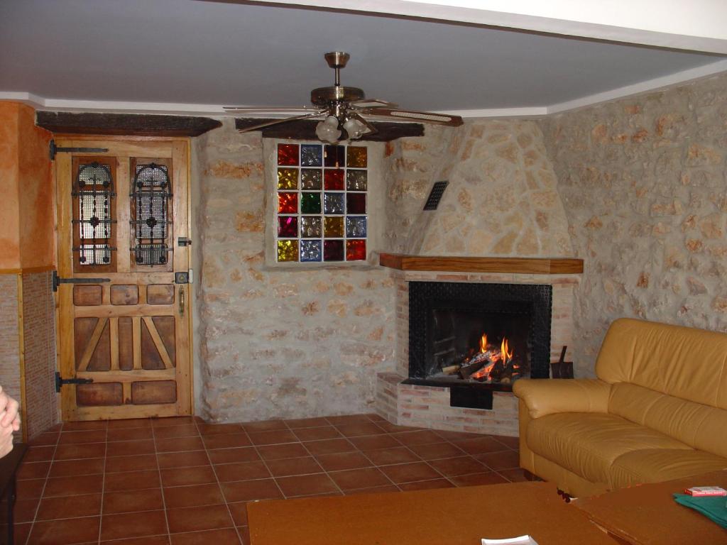 sala de estar con sofá y chimenea en APARTAMENTO TURISTICO ACEDO, en Acedo