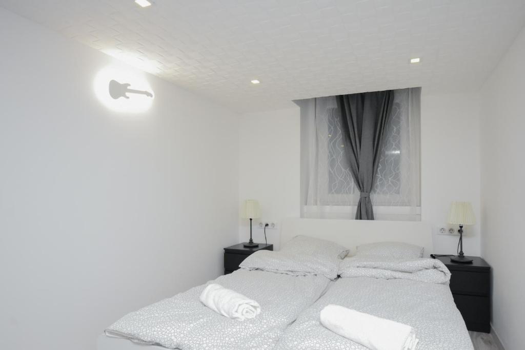 Posteľ alebo postele v izbe v ubytovaní Modern Design Apartment in the City Center