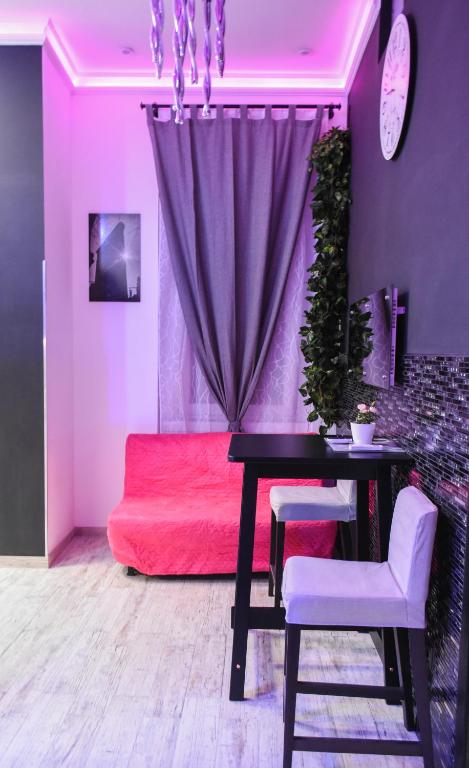 Posedenie v ubytovaní Modern Design Apartment in the City Center