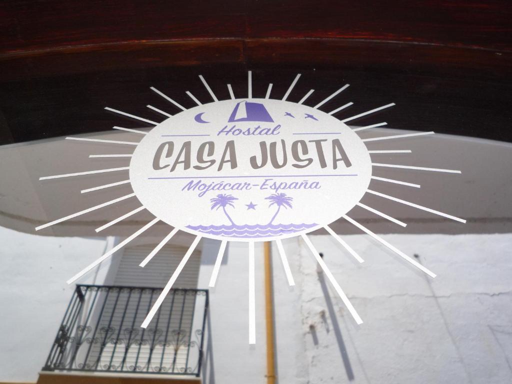 Naktsmītnes Boutique Hostal "Casa Justa" logotips vai norāde