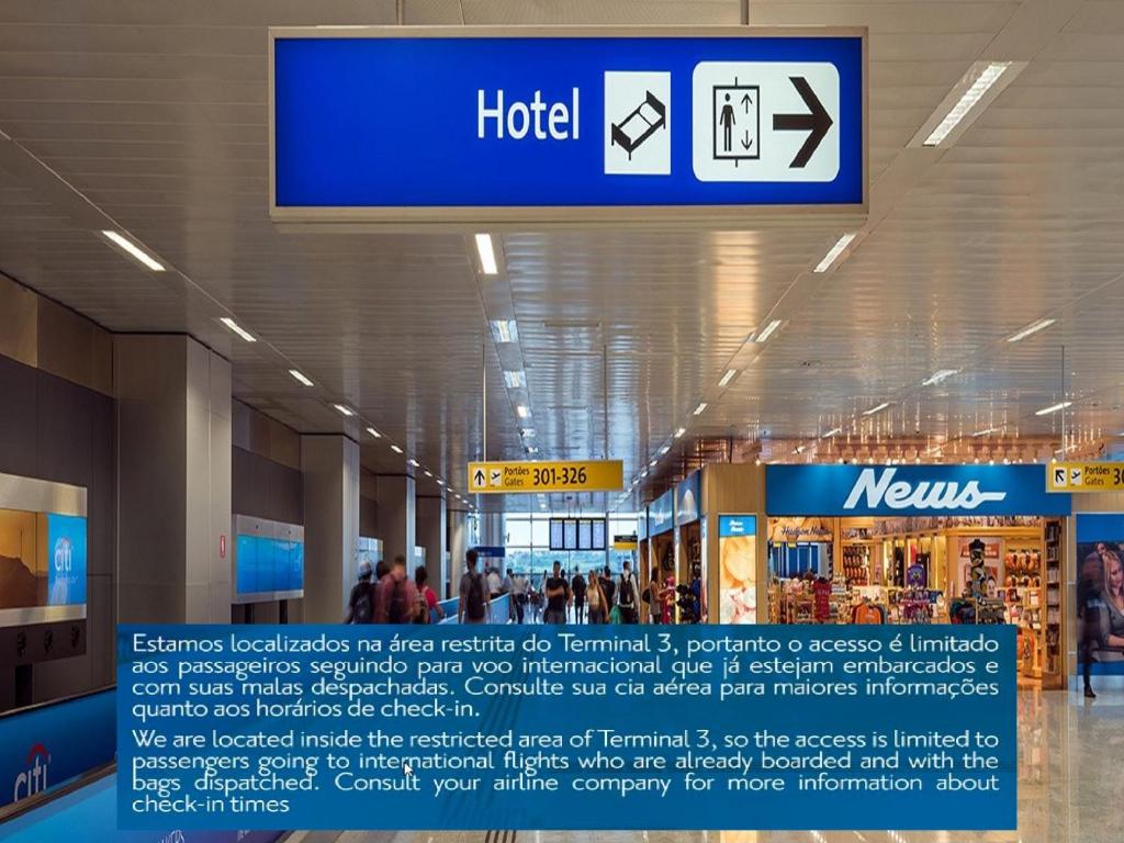 瓜魯柳斯的住宿－TRYP BY WYNDHAM São Paulo Airport - Hotel de Transito Terminal 3 -Lado Ar - Área restrita á passageiros já embarcados - Piso 1，机场的标志,有商店