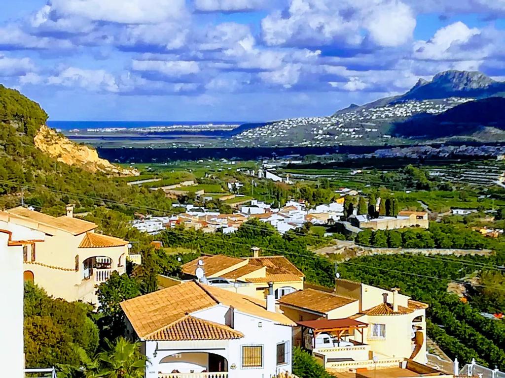 un pueblo en una colina con montañas en el fondo en Casa Irene, en Adsubia