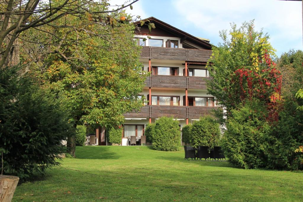 A garden outside Apartments Krassnig