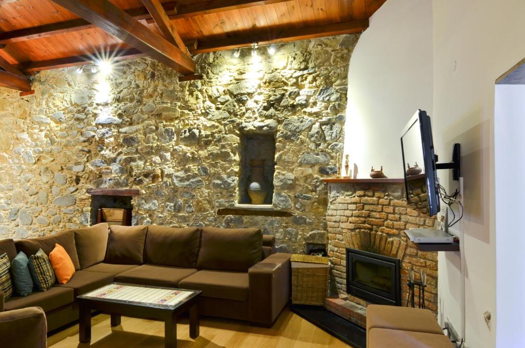 To Kastri - Two-Bedroom Apartment