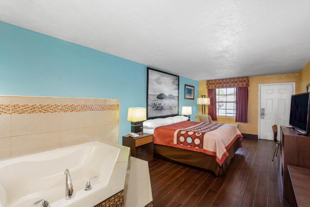 Super 8 by Wyndham Bradenton Sarasota Area - 1 King Bed, Jacuzzi Studio Suite, Non-Smoking