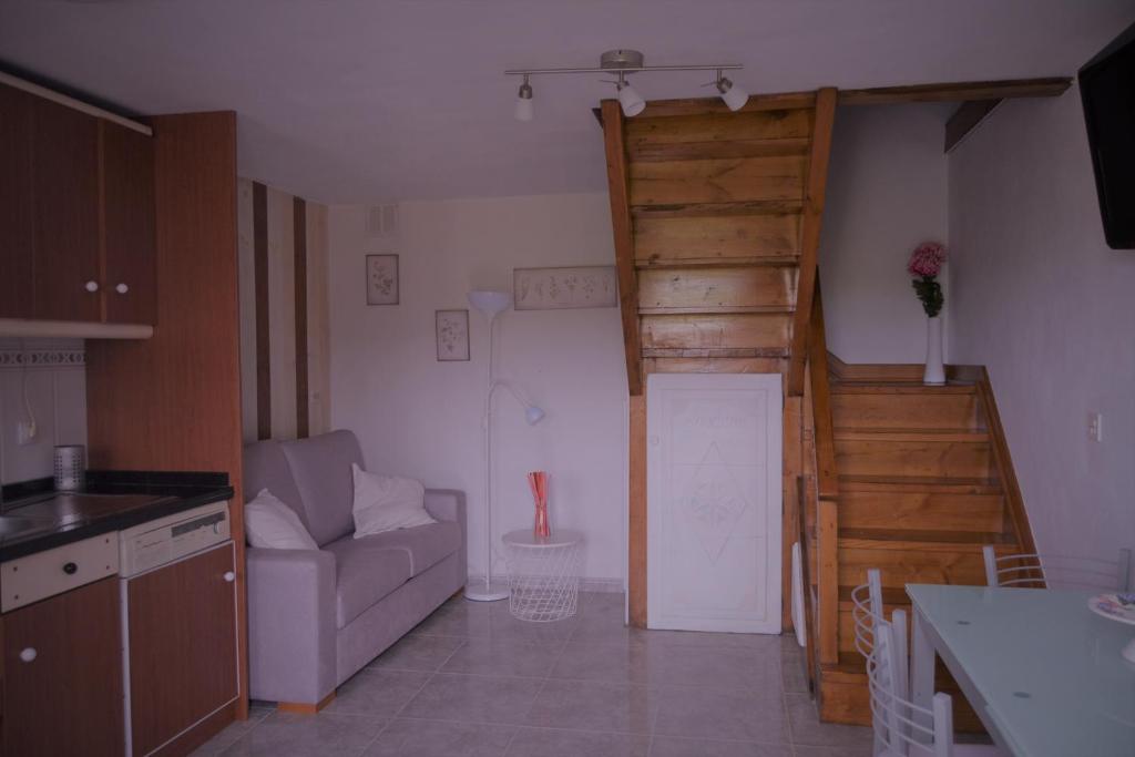 - un salon avec un escalier et un canapé dans l'établissement LA CASINA DEL CARRIL, à Colunga