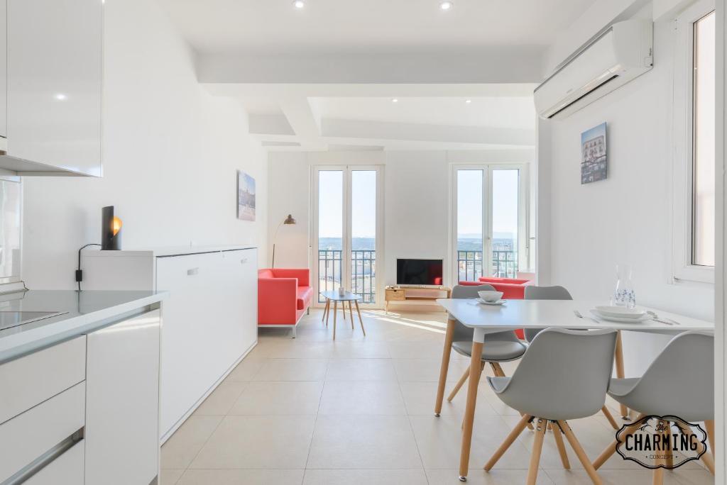 uma cozinha e sala de estar com mesa e cadeiras em Charming Gran Vía Callao em Madri