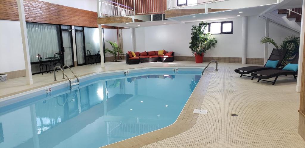a large swimming pool in a hotel room at Super 8 by Wyndham Spruce Grove in Spruce Grove