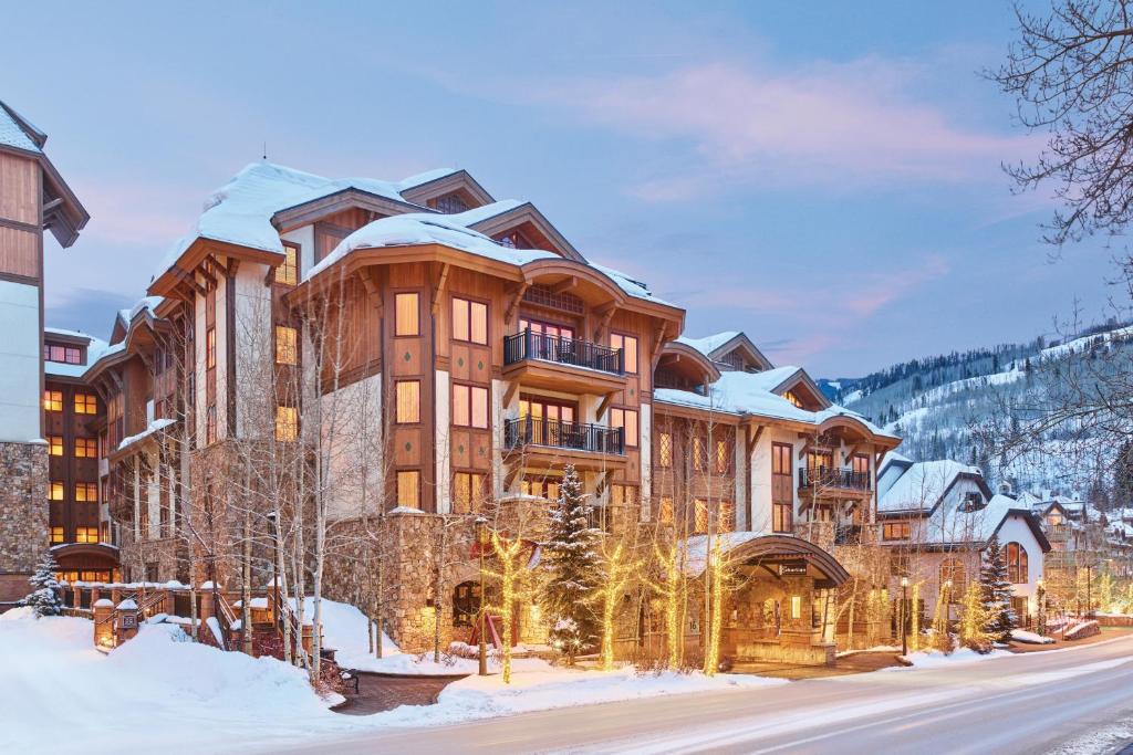 een groot gebouw met sneeuw op de grond bij The Sebastian - Vail in Vail