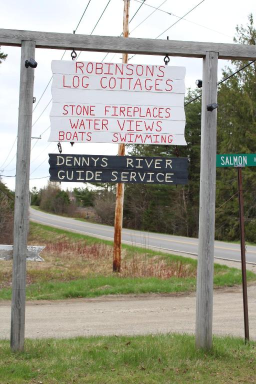 una señal que está al lado de una carretera en Robinson's Cottages, en Township of Edmunds