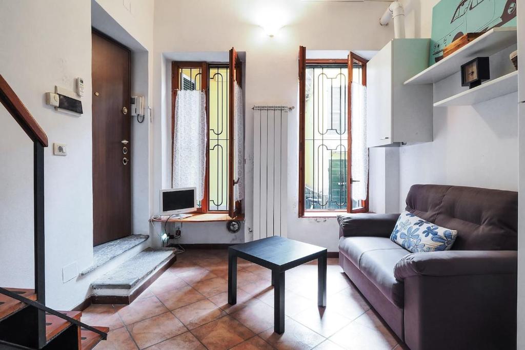 un soggiorno con divano e tavolo di PrimoPiano - Ripa a Milano