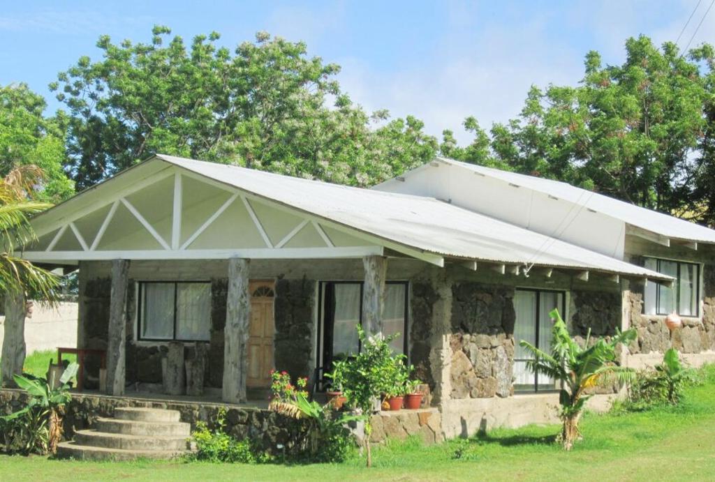 une petite maison en pierre avec un toit blanc dans l'établissement LA CABAÑA IDEAL PARA FAMILIAS DE 6 a 12 PERSONAS!, à Hanga Roa