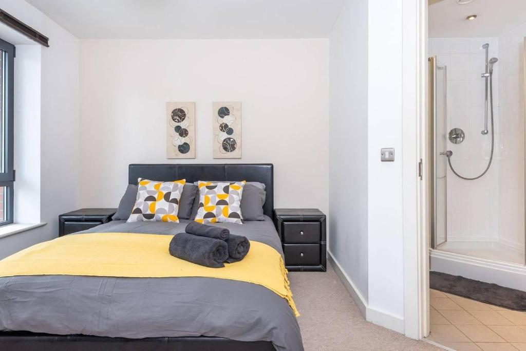 Stunning 2BR Waterside Apartment Close to Station