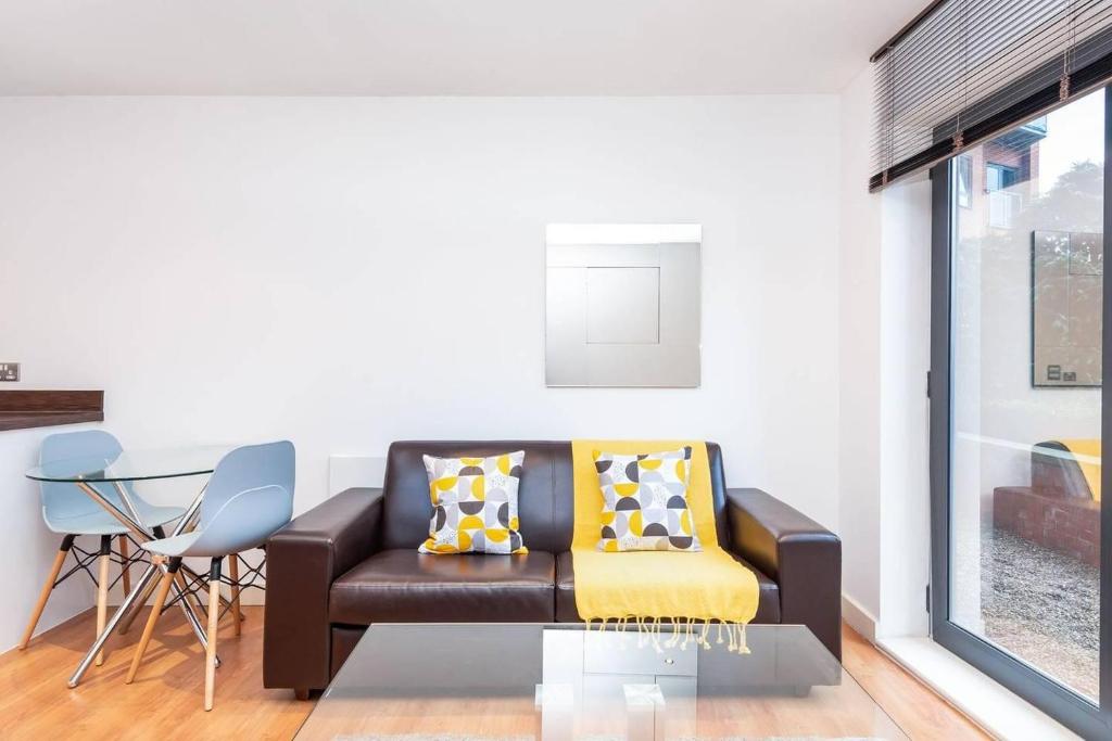 Stunning 2BR Waterside Apartment Close to Station