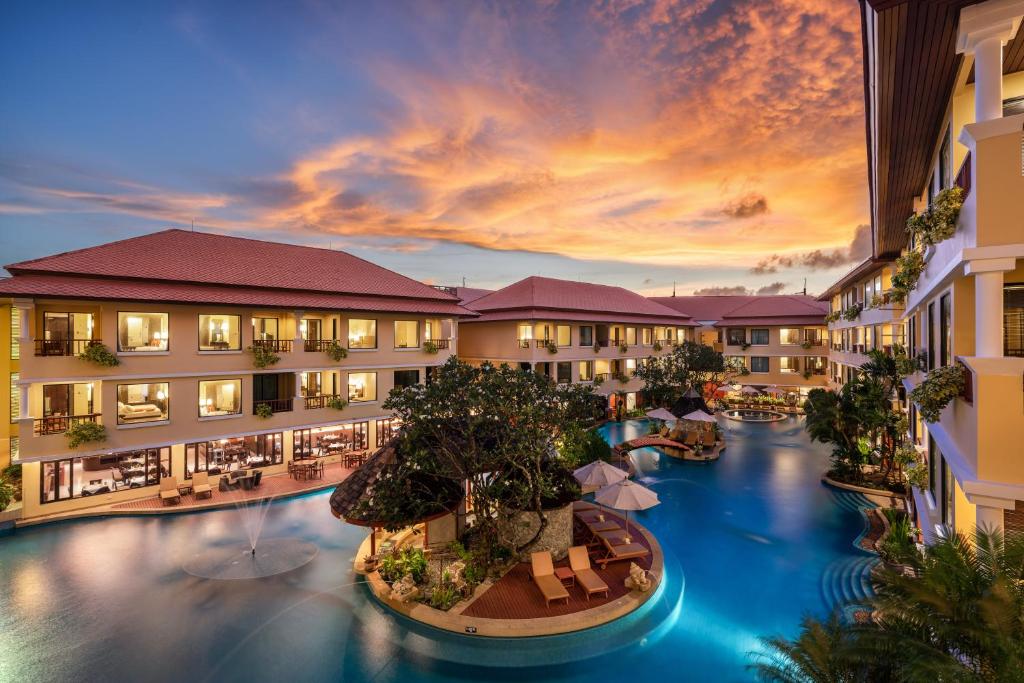 Bazén v ubytování Patong Paragon Resort & Spa SHA Extra Plus nebo v jeho okolí