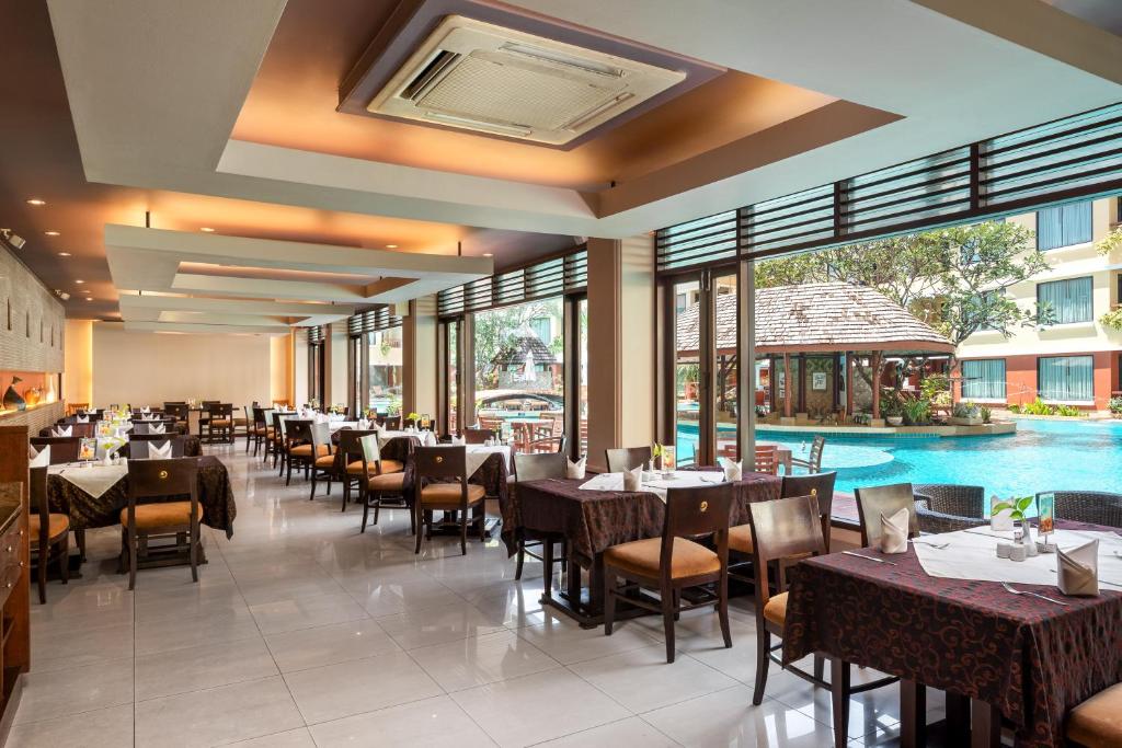 Bazén v ubytování Patong Paragon Resort & Spa SHA Extra Plus nebo v jeho okolí