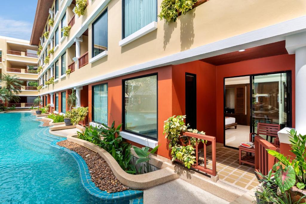Bazén v ubytování Patong Paragon Resort & Spa SHA Extra Plus nebo v jeho okolí